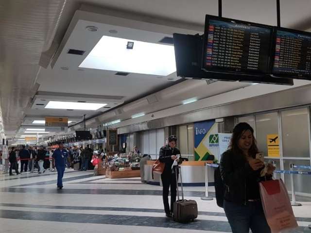 Ap&oacute;s 4 voos serem cancelados e reagendados, aeroporto internacional reabre