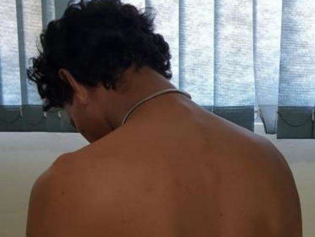 Homem &eacute; preso ap&oacute;s invadir casa, cortar irm&atilde;o e amea&ccedil;ar a m&atilde;e com fac&atilde;o