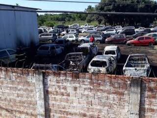 Bombeiro diz que fogo não se propagou porque carros estavam divididos em lotes (Foto: Fernanda Palheta)