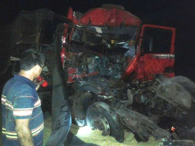 Colis&atilde;o com carretas carregadas com milho deixa motorista ferido na MS-040
