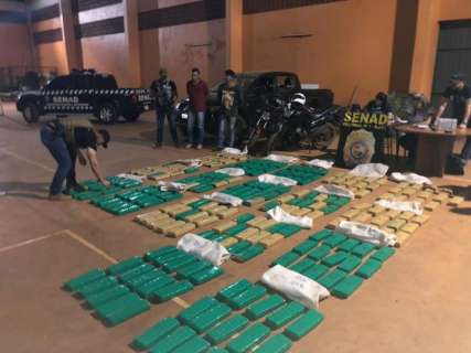 Dupla &eacute; presa com maconha, motocicletas e camionete que eram usadas no tr&aacute;fico 