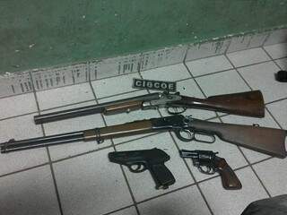 Armas apreendidas no Jardim Noroeste. (Foto: Divulgação)