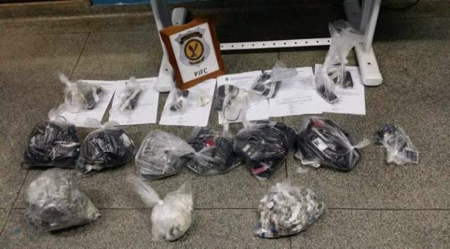 Pente-fino na M&aacute;xima da Capital apreende drogas e 87 celulares