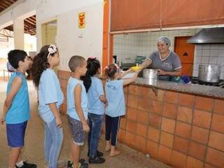 Criançada faz fila para provar a receita. (Foto: KIísie Ainoã)