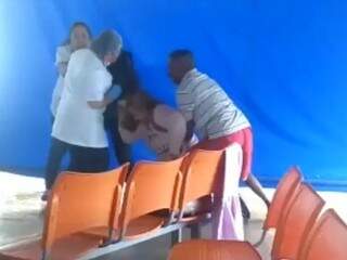 Funcionários e pacientes tentam apartar a briga entre as duas mulheres (Foto: reprodução/vídeo) 