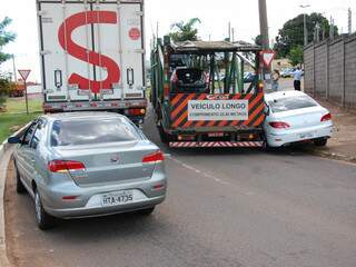 Caminhão tentou passar pelo local e acabou tumultuando o trânsito(Foto: Simão Nogueira)