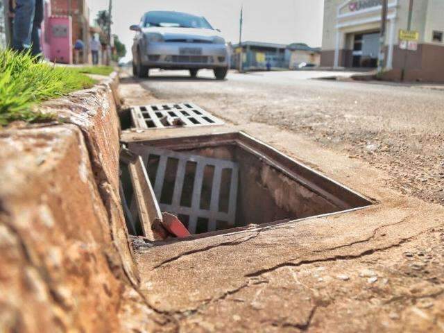 Após temporal, manhã é de limpeza para moradores de residencial