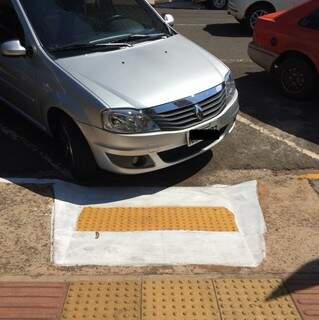 Carro parou no local mesmo com placa de sinalização indicando a proibição. (Foto: Repórter News)