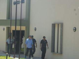O prefeito Gilmar Olarte deixa a sede do Gaeco escoltado por policiais após 2h30 de depoimento (Foto: Antonio Marques)