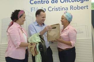 As coordenadoras do projeto recebendo as doações feitas por Marcelo Aum. (Foto: Divulgação/Cassems)