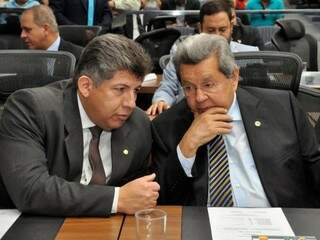 Deputados Lídio Lopes (Patri) e Onevan de Matos (PSDB), durante sessão (Foto: Luciana Nassar/ALMS)