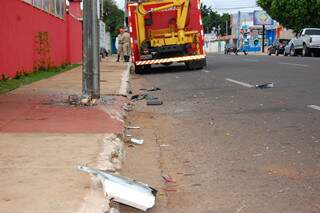 Na calçada e no asfalto ficaram resquícios do acidente. (Foto: Simão Nogueira)