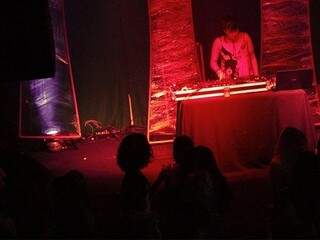 Com DJs animando a festa a garotada lotou a pista das 18h às 22h (Foto: Isabela França)