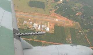 Caça sobrevoa local  de pouso de aeronave irregular. (Foto: Agência Força Aérea)