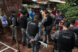 Moradores foram recebidos por Batalhão de Choque e oficial de Justiça que pediu a reintegração de posse. (Foto: Cleber Gellio)