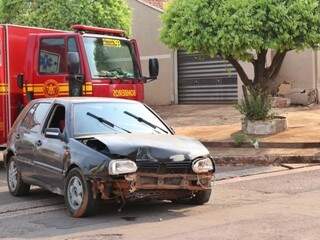 Carro ficou bastante danificado na colisão, no bairro Universitário (Foto: Henrique Kawaminami)