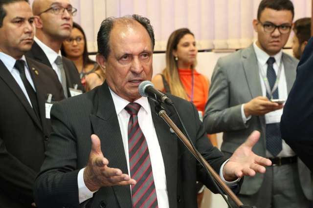 &quot;Vandalismo &eacute; mais preocupante do que o valor da porta&rdquo;, diz deputado