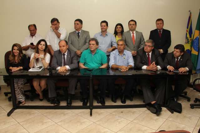 Liberado por Andr&eacute;, bloc&atilde;o do PMDB adere &agrave; candidatura tucana