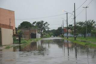 Ruas no entorno da Lagoa Itatiaia ficaram alagadas (Foto: Paulo Francis)