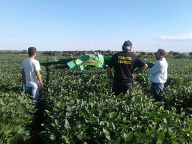 Queda de avi&atilde;o agr&iacute;cola em lavoura de soja deixa piloto ferido