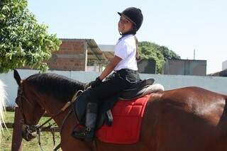 Alunos aprendem cavalgar ao passo, trote e galope - Foto Nanda Buono