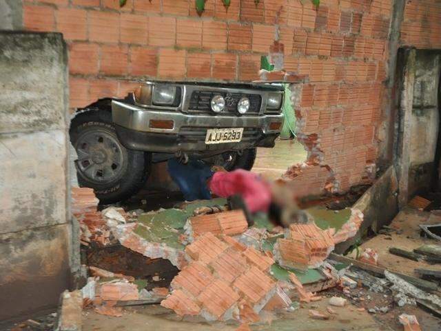 Camionete desce rampa e homem morre prensado em muro de lava-jato 
