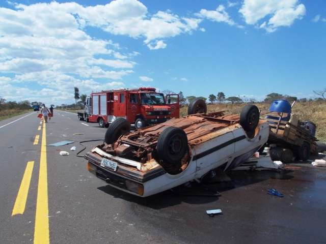 Homem perde o controle da dire&ccedil;&atilde;o, capota ve&iacute;culo e morre em Bataguassu