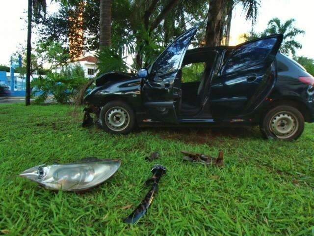 Mulher fica ferida ap&oacute;s colidir carro em &aacute;rvore no canteiro da Afonso Pena 