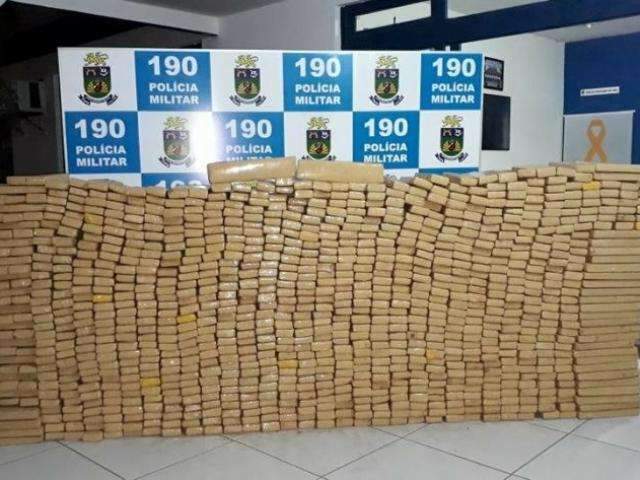 PM prende dois em resid&ecirc;ncia e encontra R$ 1 milh&atilde;o em maconha 
