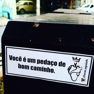 Os adesivos que Lucas espalha por Belo Horizonte (Foto: Divulgação)