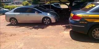 O veículo foi roubado no momento em que o adolescente estacionava o carro na garagem de casa. (Foto: Divulgação/PRF)