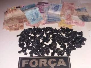 Foram apreendidas 57 porções de cocaína e dinheiro (Foto: Divulgação)