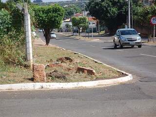 Ao longo da Avenida Rachid Neder, sentido centro, vários terrenos estão sem calçada. (Foto: Paula Vitorino)