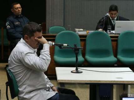 R&eacute;u por matar crian&ccedil;a de 11 anos com bala perdida chora em julgamento 