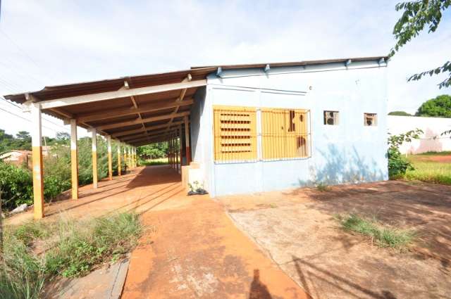Pr&eacute;dios abandonados, mato e furtos preocupam moradores do Rita Vieira