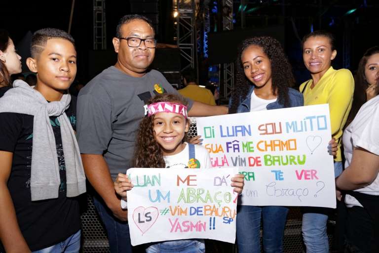 Fãs de Bauru marcaram presença no show em Jaraguari (Foto: Kisie Ainoã)