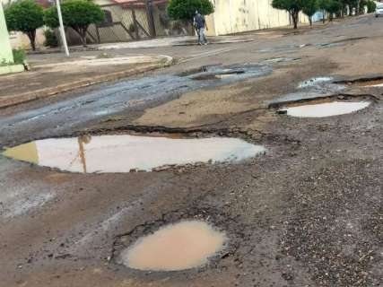 Rua tomada por buracos complica trânsito de veículos na Santo Eugênio