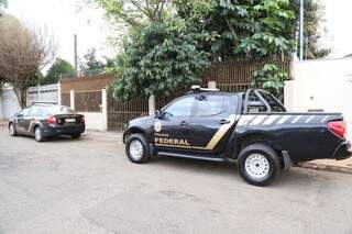 Agentes da Polícia Federal estão fazendo buscas em casa na Vila Bandeirantes. (Foto: Fernando Antunes)