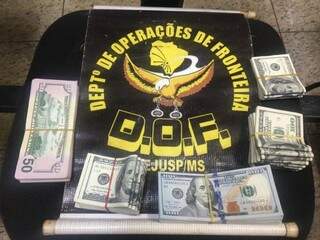 Dinheiro não declarado estava guardado no bolso de dois ocupantes de um SUV (Foto: Assecom/DOF)
