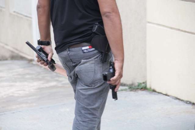 Corregedoria encontra muni&ccedil;&otilde;es de fuzil e armas  em casa de sargento