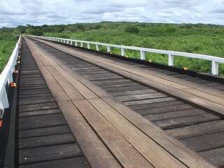 São várias frentes de obras em execução ou já finalizada, como a  ponte Rio Naitaca. (Foto: Lucimar Couto)
