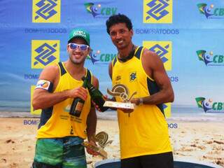 Benjamin, à direita, comemora título da etapa maranhense do vôlei de praia (Foto: CBV)