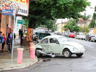 Cones de concreto &quot;seguraram&quot; o veículo. (Foto: Rodrigo Pazinato)