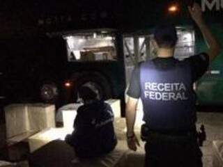 Fiscais da Receita Federal durante abordagem a um ônibus de viagem. (Foto: Divulgação / Receita Federal) 