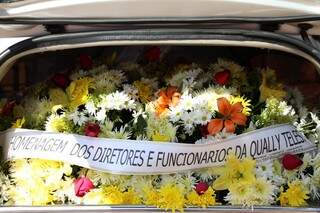 Muitas coroas de flores lotaram o carro da funerária até o cemitério ( Foto - Fernando Antunes)