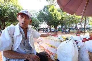 Com 88 anos, João é mais conhecido que &quot;farinha&#039;&#039; na praça Ary Coelho. (Foto: André Bittar)