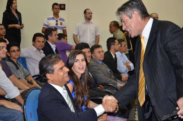 Com base desmilinguida, l&iacute;der de Bernal &ldquo;sonha&rdquo; com apoio do bloco