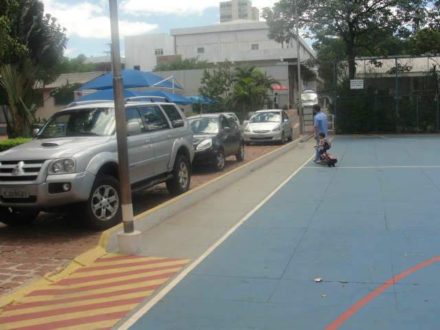  Em frente as escolas, os pais reprovam no quesito educa&ccedil;&atilde;o no tr&acirc;nsito