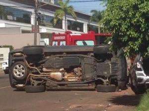 Advogado tomba Land Rover e bate em dois ve&iacute;culos parados