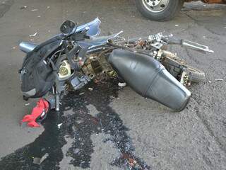 Moto ficou destruída (Foto: Viviane Oliveira)